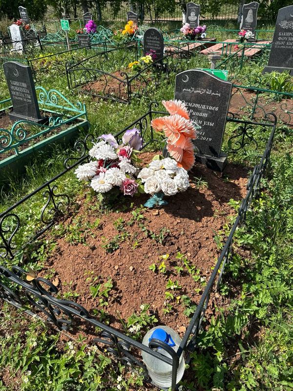 Фото надгробия: Ахметгалиев Ринат Касымович