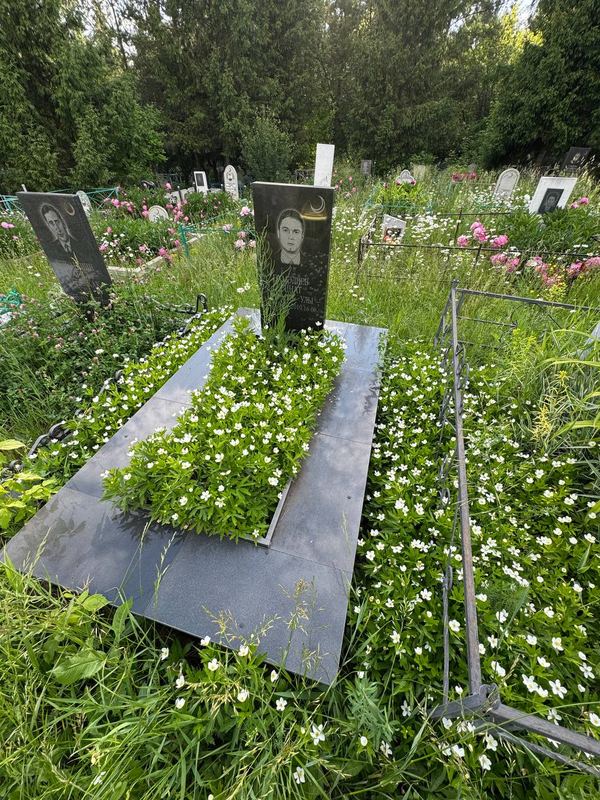 Фото надгробия: Ахмадиев Ринат Рафаэльевич