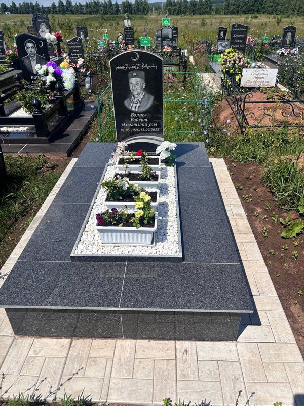 Фото надгробия: Валиев Роберт Ахметзакиевич