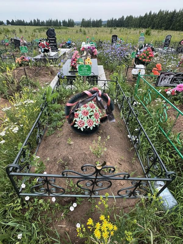 Фото надгробия: Ахмадиев Ильдар Ахметгалиевич