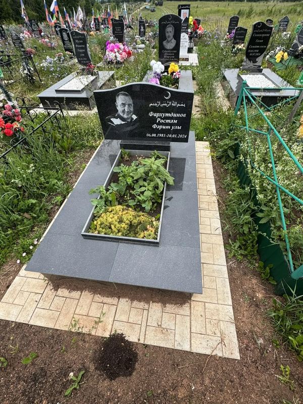 Фото надгробия: Фархутдинов Рустам Фаритович